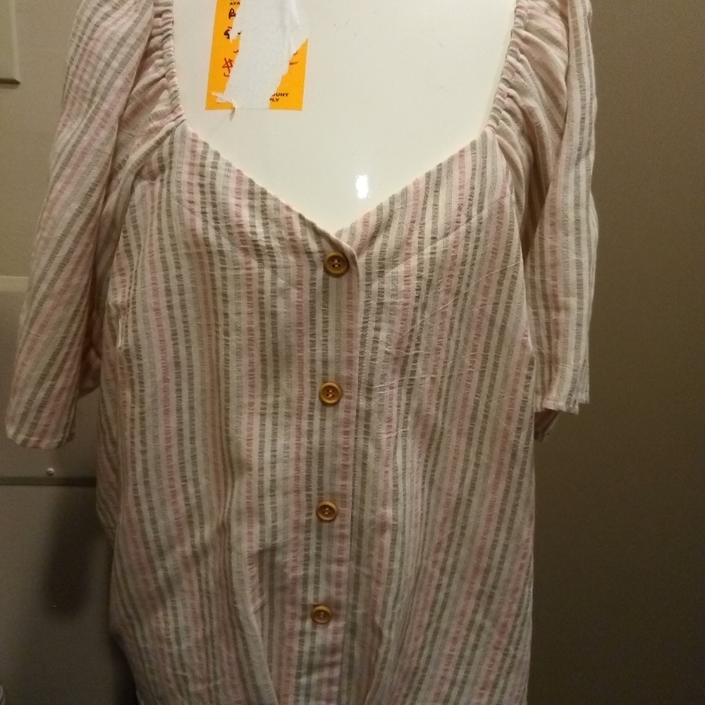 607) womens top. NWT. Ava james
